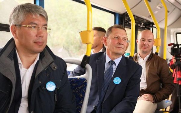 Глава Бурятии и мэр Улан-Удэ покатались в автобусе с аудиогидом