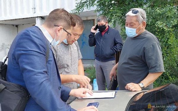 Жители Октябрьского района пожаловались депутату на нарушения в подаче горячей воды