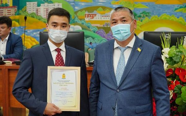 Депутаты Улан-Удэнского горсовета наградили Молодежную палату
