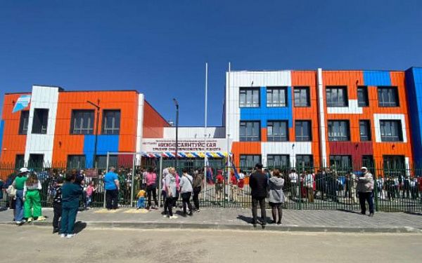 В Бурятии открылась высокотехнологичная школа с панорамным потолком