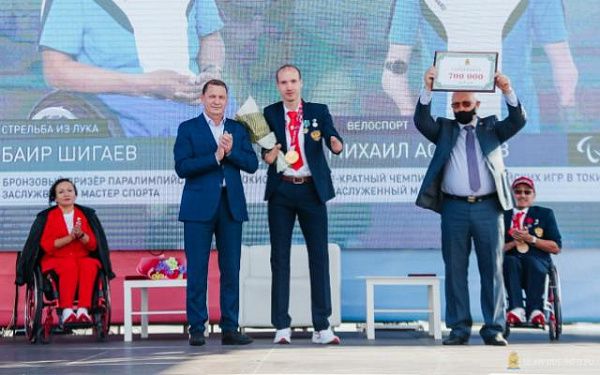 Мэр Улан-Удэ вручил подарочные сертификаты победителю Паралимпийских летних игр и его тренеру