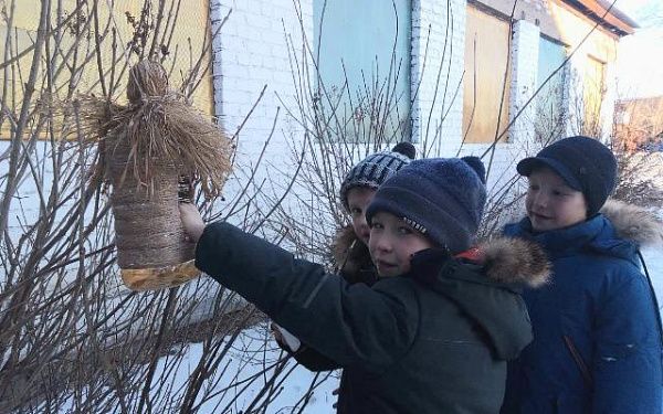 В Бурятии юные лесники помогают птицам пережить зиму