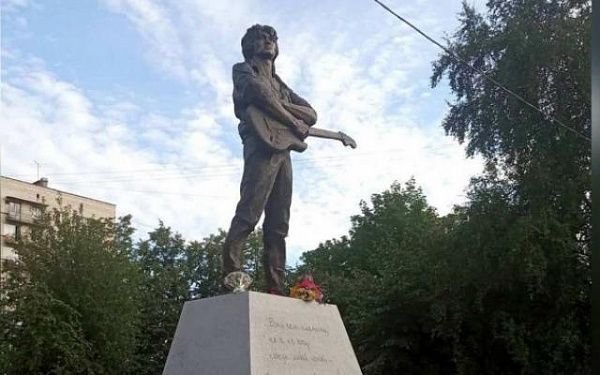 Бурятский скульптор создал памятник Виктору Цою
