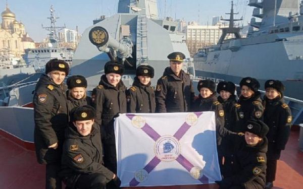 Во Владивостоке юные моряки посетили корвет «Герой Российской Федерации Алдар Цыденжапов»