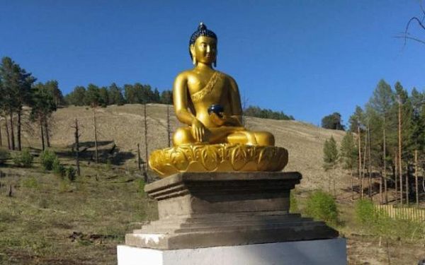 На экотропе в Бурятии установили первую из 108 скульптур Будды 