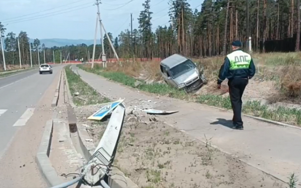 В Улан-Удэ четверо подростков на "Хонде" снесли электроопору 