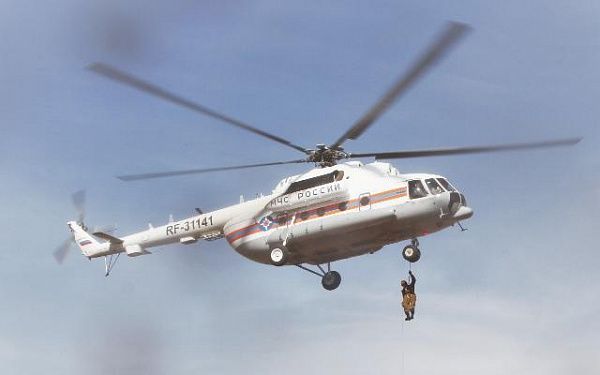 Вертолет Ми-8 МЧС России работает в Северо-Байкальском районе