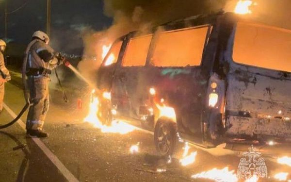 Возле Улан-Удэ сегодня факелом горел микроавтобус