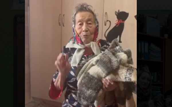 89-летняя жительница Улан-Удэ вяжет шерстяные носки для бойцов-земляков