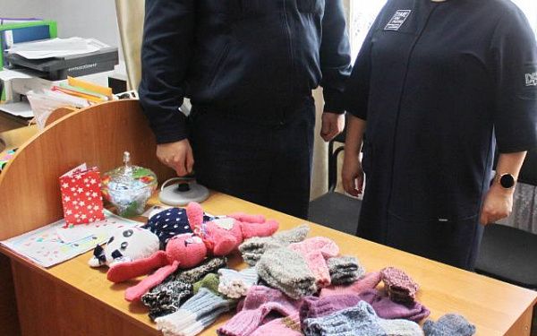 В Бурятии осужденные женщины связали теплые вещи для детей-сирот