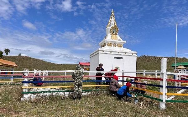 В озерном районе Бурятии волонтёры снова покрасят буддийскую ступу 