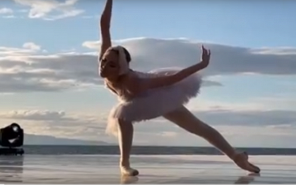 Артисты балета Бурятии "станцевали" на волнах Байкала