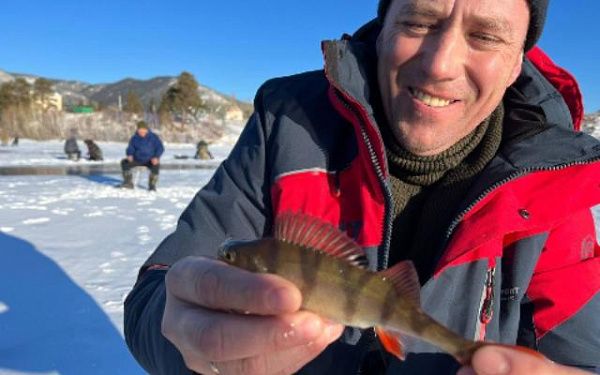 На озере Бурятии проходит рыбалка для ветеранов боевых действий