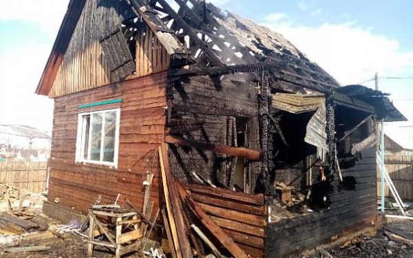 Мать и два ребенка спаслись при пожаре в жилом доме