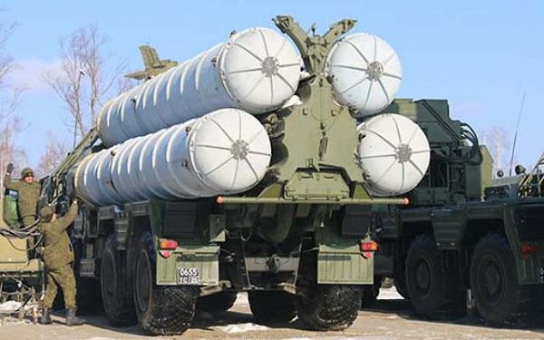 Расчеты С-300 в рамках полевого выхода подразделений ПВО Восточного военного округа совершили марш на полигон Телемба