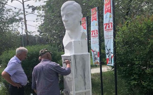 В Улан-Удэ восстановили облик бюста Героя СССР