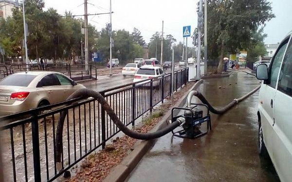 Более 2,5 тысяч кубометров воды откачали с улиц Улан-Удэ за последние двое суток