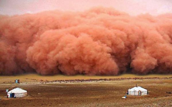 Пыльная буря обрушилась на юг Монголии