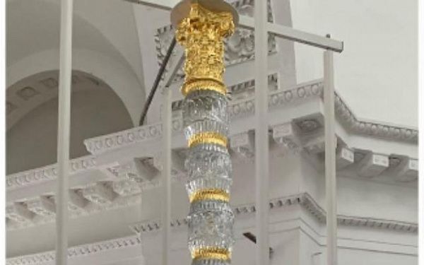 Освятили первую хрустальную колонну для иконостаса в приграничном городе Бурятии