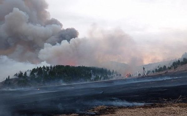 В районе Бурятии продолжается тушение сложного лесного пожара