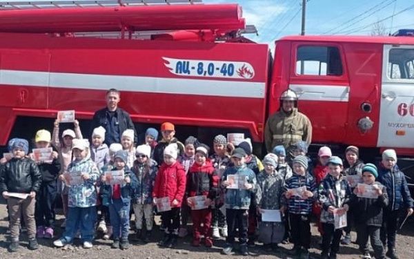 В районе Бурятии детсадовцы побывали в гостях у пожарных
