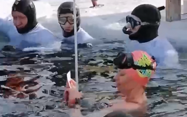 Спортсменка в купальнике нырнула на 40 метров в глубину Байкала