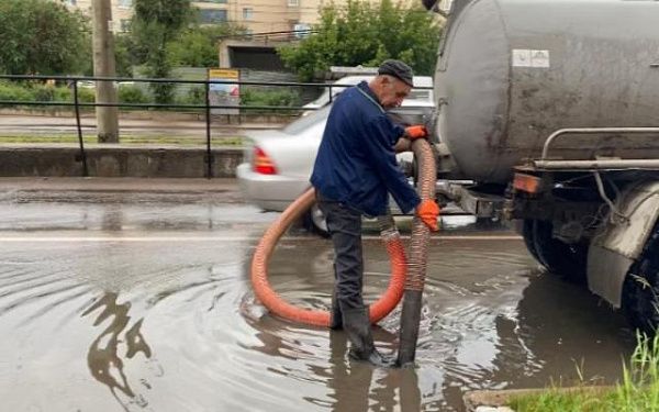 В Улан-Удэ откачивают лужи после дождя
