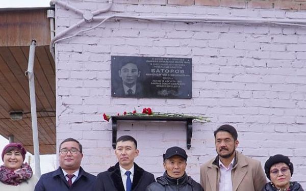 В улан-удэнской школе увековечили память учителя-фронтовика