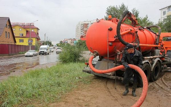 На улицах Улан-Удэ после дождя откачивают воду