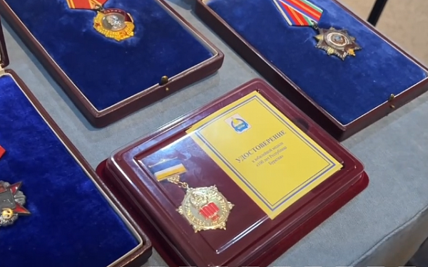 В Музей истории Бурятии передали на хранение медаль, специально разработанную к 100-летию республики