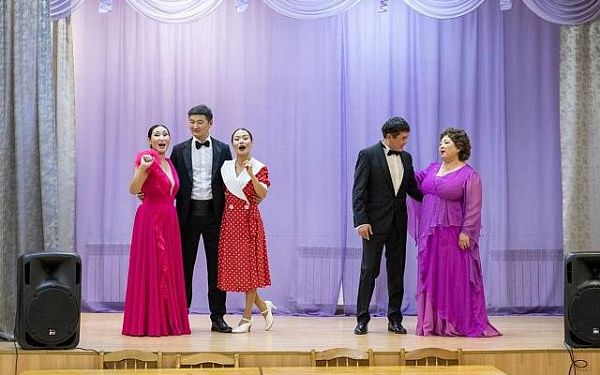В Улан-Удэ солисты бурятской оперы выступили в военном госпитале для участников СВО