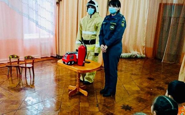 Сотрудники МЧС России учат дошкольников пожарной безопасности