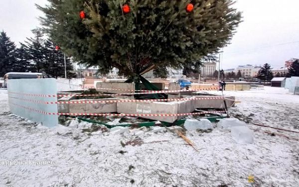 Комитет городского хозяйства принудил подрядчика переделать ледовое ограждение главной елки
