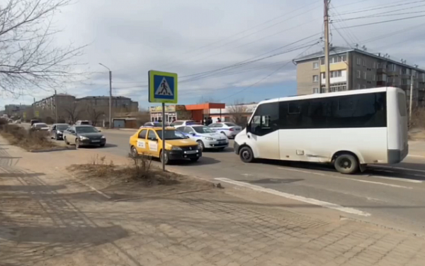 В Улан-Удэ водитель микроавтобуса сбил 10-летнюю девочку на "зебре"