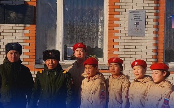 В сельской школе Тывы открыли памятную доску Герою России