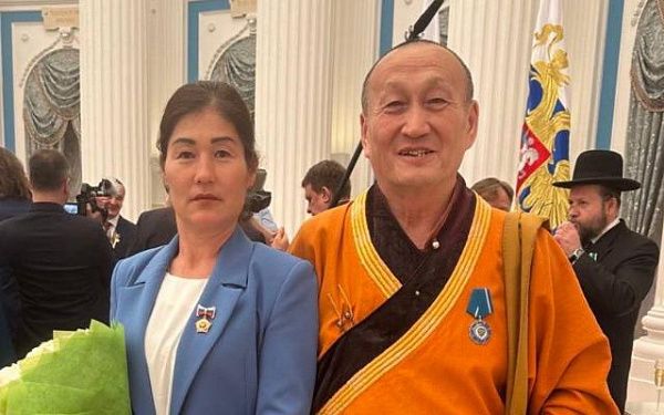 Президент России наградил мать-героиню и главу Буддийской традиционной Сангхи России 