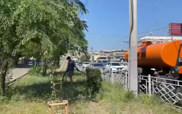 В Улан-Удэ в связи с жарой усилили полив зеленых насаждений