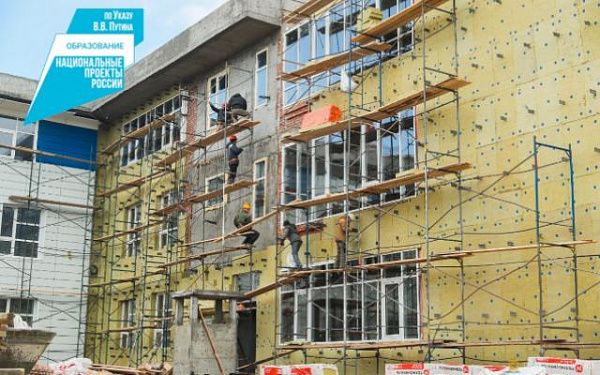 Самую большую школу в Улан-Удэ утепляют, ставят витражи и окна