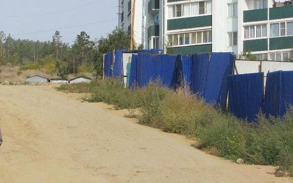 Стройка превратила единственную дорогу в микрорайоне Улан-Удэ в полосу препятствий 