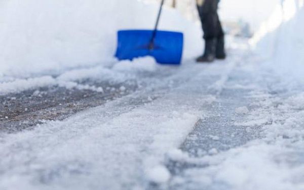 В пригороде Улан-Удэ дорожные службы очищают дороги от снега