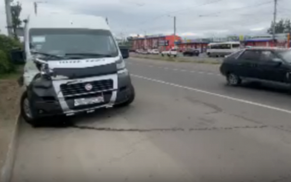 В Улан-Удэ столкнулись грузовик и маршрутка с пассажирами