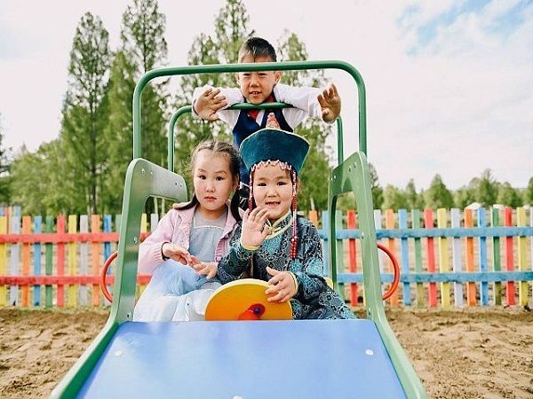 Правительство делает всё, чтобы поддержать настрой молодых людей создавать семьи, но также нужно, чтобы это стало модным, считает Владимир Путин