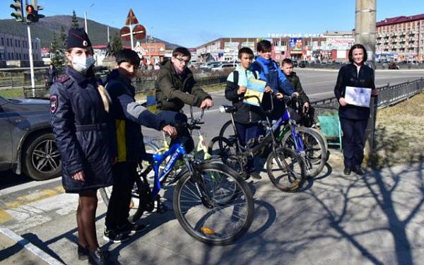 На севере Бурятии сотрудники ГИБДД проводят инструктажи безопасности для юных велосипедистов