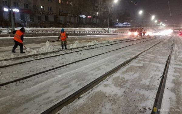В Улан-Удэ ночью грейдеры срезали ледяные «шишки» на магистралях