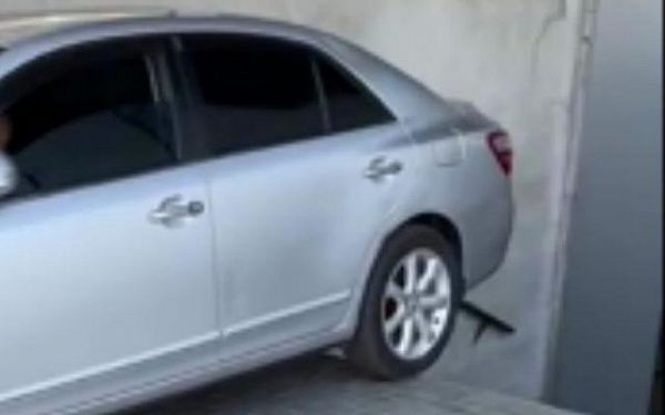В Улан-Удэ атомобилист опасно припарковал машину на ступеньках магазина