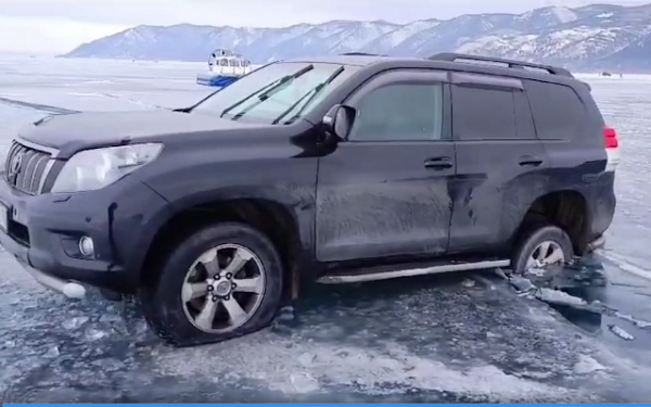 В трещины на льду Байкала проваливается по несколько автомобилей в день