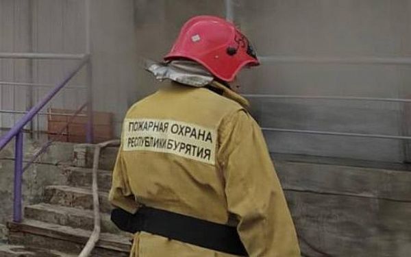 В селе Бурятии пожар уничтожил кровлю дома, пристрой и веранду