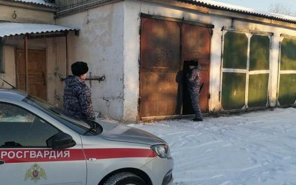 В Бурятии горел гаражный бокс, росгвардейцы спасли автомобили