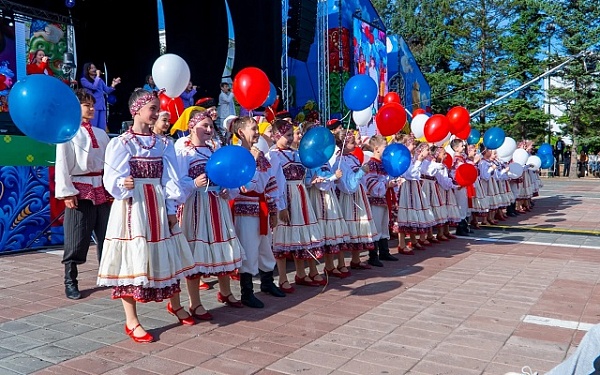 Представители 11 российских и зарубежных городов поздравили Улан-Удэ с юбилеем