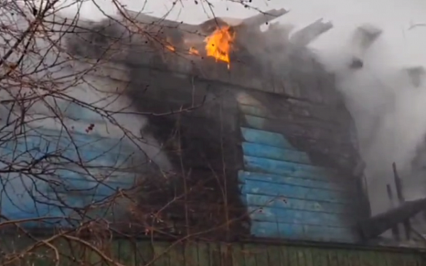 В Улан-Удэ здание лыжной базы загорелось из-за непотушенной сигареты 
